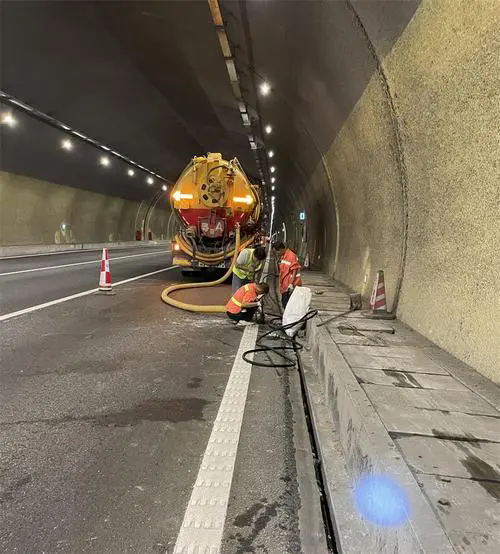 塔河隧道排水渠清淤